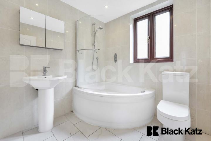 1420 Sq.Ft of living & entertaining space by the River Thames  Elephant lane , Bermondsey / Rotherhithe 